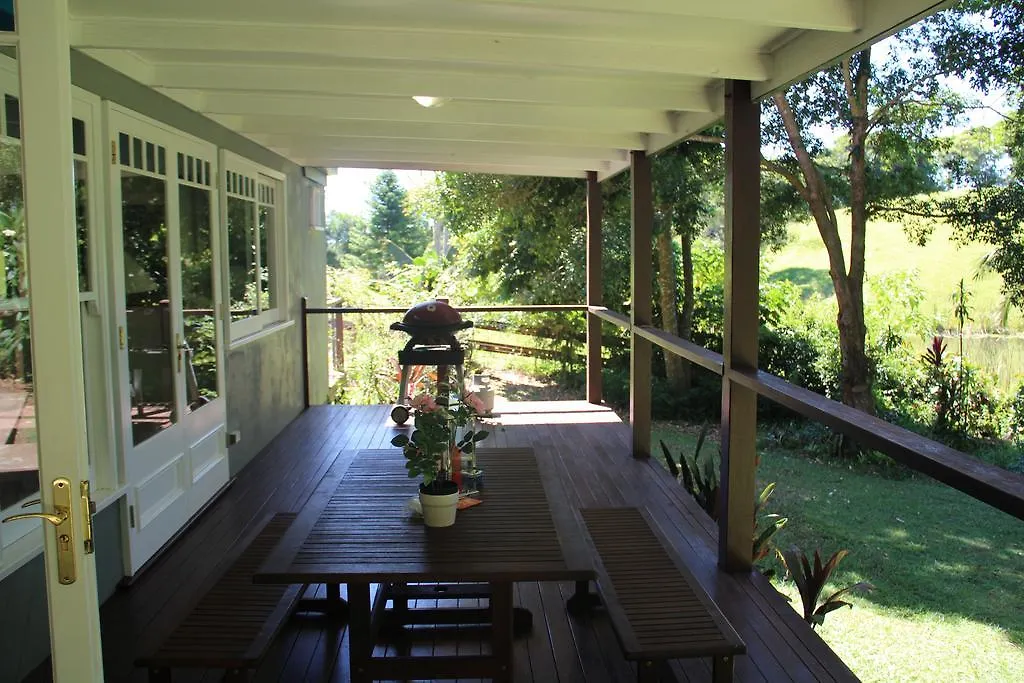 The Lakehouse Manor Guest House Maleny